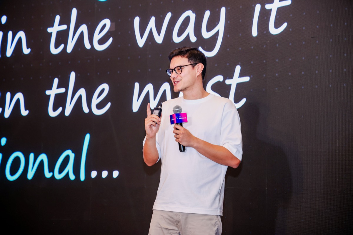 Lawrence Hitches keynote in Shenzhen China